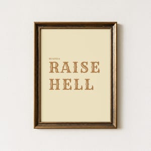 Be Kind and Raise Hell Wall Art Western Print | Rustikales Cowboy Zitat Druck | Vintage Typografie Spruch Print | Rustikale Westernkunst | BKA3
