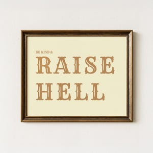 Be Kind and Raise Hell Wall Art Western Print | Rustikales Cowboy Zitat Druck | Vintage Typografie Spruch Print | Rustikale Westernkunst | BKA4