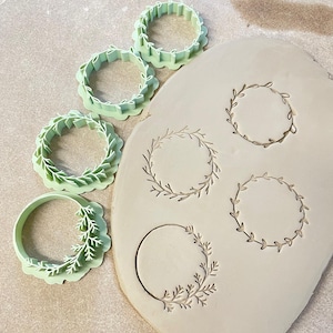 Lerstämpel julkransar | 4 designer | 60 mm diameter | salviagrön | Stämpel för polymerlera, keramik, lufttorkande lera