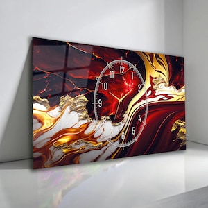 Puede incluir: Un reloj de pared rectangular con un acabado brillante. La esfera del reloj es un diseño analógico blanco con números negros y manecillas doradas. El fondo presenta un patrón abstracto arremolinado en rojo, dorado y blanco.