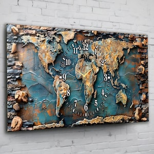 Puede incluir: Un reloj de pared rectangular con un diseño de mapa del mundo. La esfera del reloj es un mapa detallado con tonos azules y marrones, rodeado por un borde texturizado similar a ladrillos. Las manecillas son doradas.