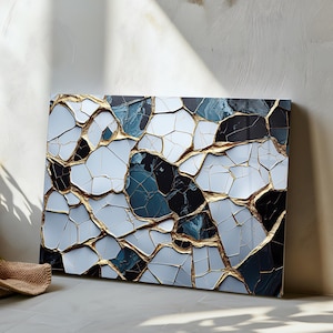 Puede incluir: Una pieza de arte mural rectangular con un patrón de mosaico agrietado de segmentos blancos, azul oscuro y negros. Las fisuras entre las formas geométricas están rellenas con un acabado dorado metálico, creando un aspecto texturizado.