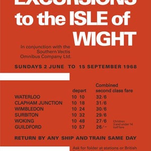 Pode incluir: Um cartaz vintage em laranja e branco que anuncia excursões de comboio, navio e autocarro para a Ilha de Wight. O cartaz inclui horários de partida e tarifas de várias estações.