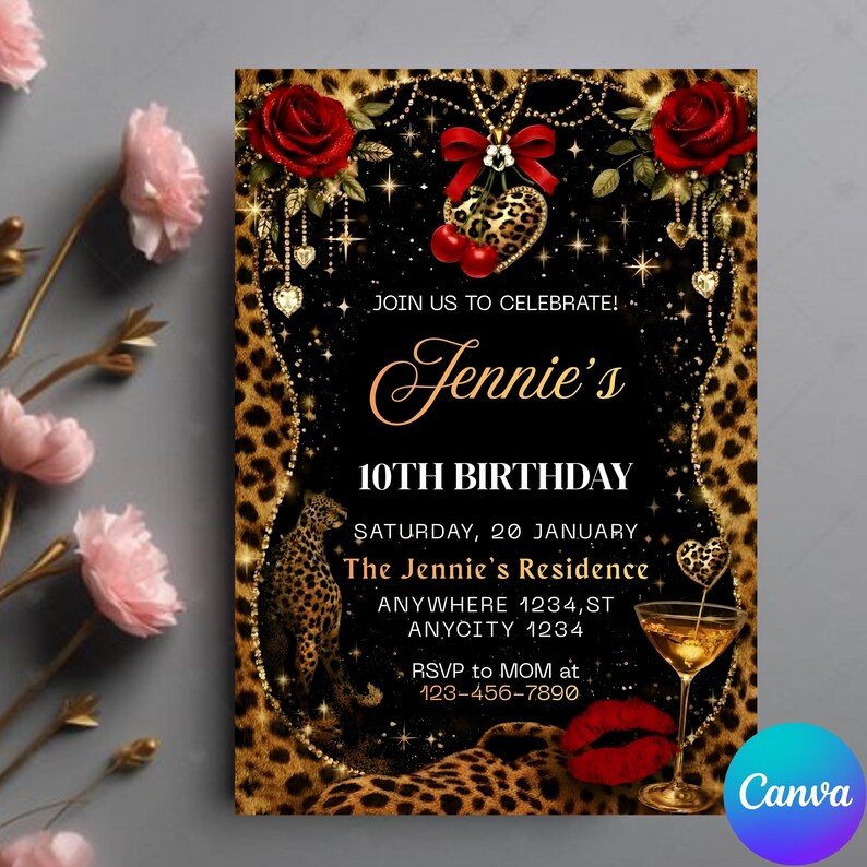 Peut inclure: Une invitation d'anniversaire avec un fond noir, des accents dor&eacute;s et une bordure l&eacute;opard. L'invitation comprend le texte "10e anniversaire de Jennie" et d'autres d&eacute;tails de l'&eacute;v&eacute;nement. Des roses rouges et un verre &agrave; cocktail sont &eacute;galement pr&eacute;sents.