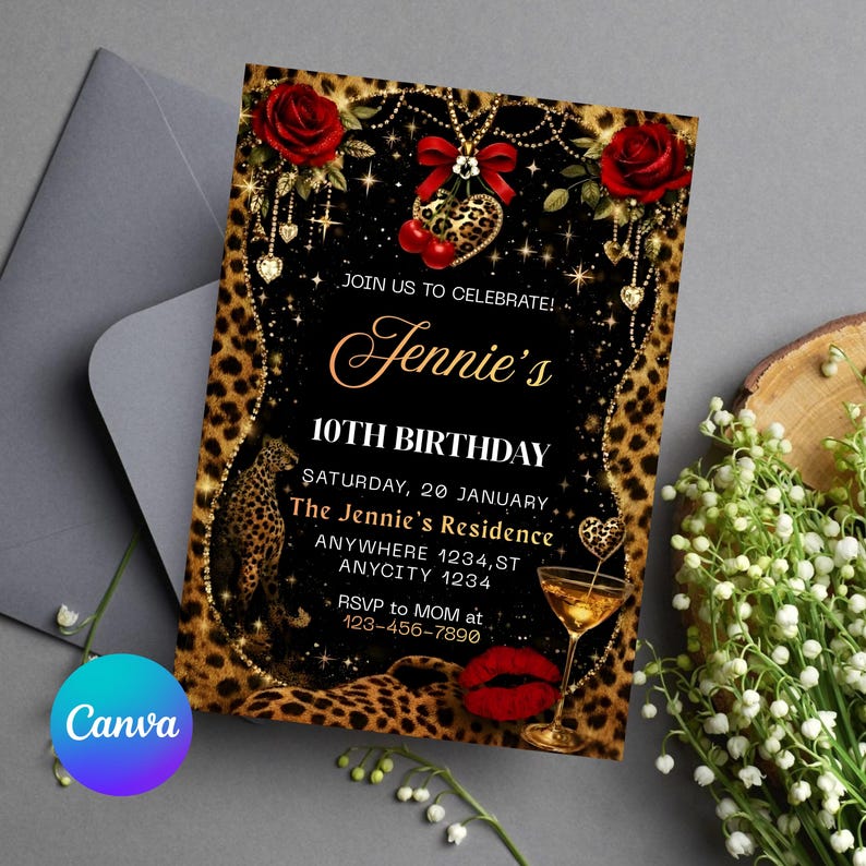 Peut inclure: Une invitation noire et dor&eacute;e avec une bordure l&eacute;opard, des roses rouges et le texte "10e anniversaire de Jennie". L'invitation comprend la date, le lieu et les informations RSVP. Un verre &agrave; cocktail et des l&egrave;vres rouges sont &eacute;galement pr&eacute;sents.