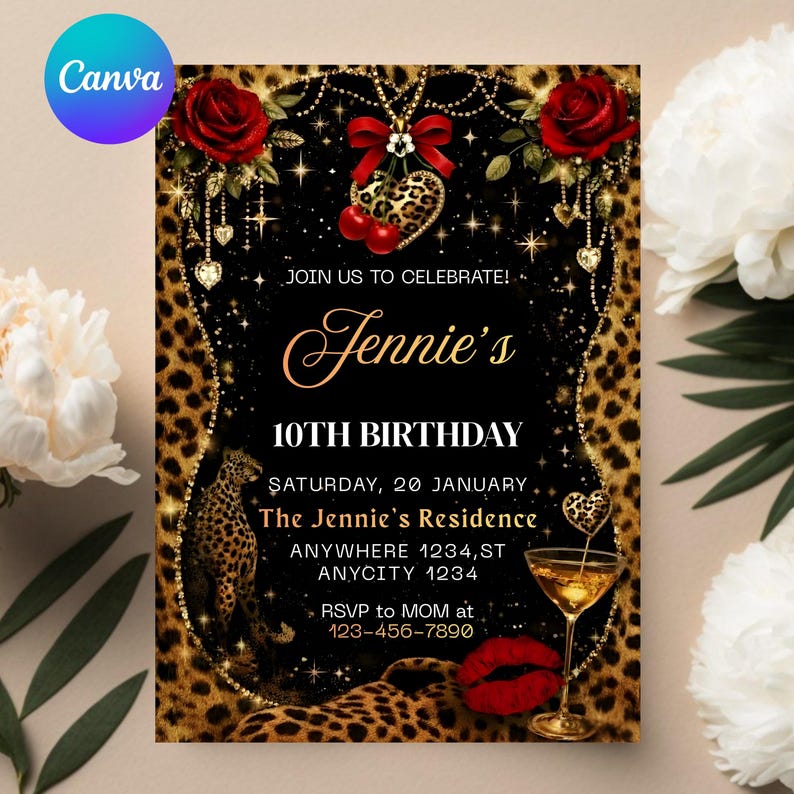 Peut inclure: Une invitation d'anniversaire noire et dor&eacute;e avec des motifs l&eacute;opard. L'invitation indique "10e anniversaire de Jennie" et pr&eacute;sente des roses rouges, des cerises et un verre &agrave; cocktail. Le logo Canva est en haut &agrave; gauche.