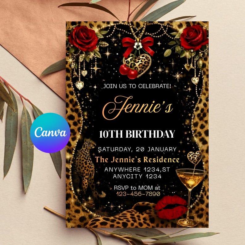 Peut inclure: Une invitation d'anniversaire noire et dor&eacute;e avec une bordure l&eacute;opard. L'invitation comprend le texte "10e anniversaire de Jennie" et "Rejoignez-nous pour c&eacute;l&eacute;brer !" avec une rose rouge et un motif de cerise. Le logo Canva est dans le coin.