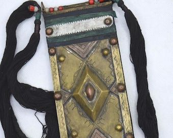 Antiguo collar con amuleto tuareg Tcherot – Auténtico talismán bereber, joyería tribal sahariana de Níger.