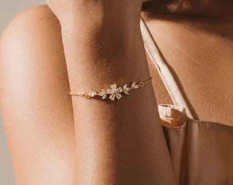 Minimalist Flower Diamond Bracelet, Dainty Crystal Floral Bracelet, Gold Flower Bracelet for Women, Bridesmaid Gift, Birthday Gift for Her