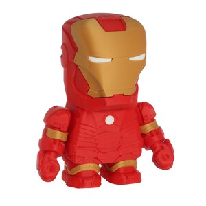 K&ouml;nnte beinhalten: Eine rot-goldene Iron Man-Figur mit stilisiertem Design. Die Figur hat einen roten K&ouml;rper mit goldenen Akzenten auf dem Helm, den Gelenken und den F&uuml;&szlig;en. Die Augen sind wei&szlig;, und die Figur steht aufrecht.
