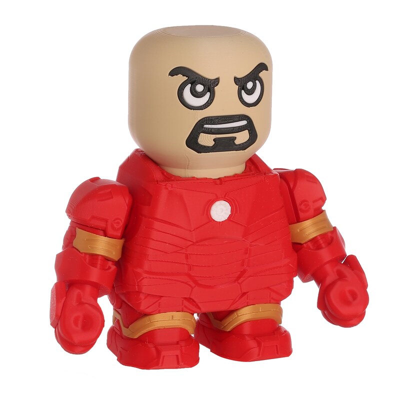 K&ouml;nnte beinhalten: Eine rot-goldene Iron Man-Figur mit einem hellbraunen Kopf und schwarzem Bart. Die Figur hat ein blockartiges Design mit einem roten Anzug und goldenen Akzenten an Armen, Beinen und Brust. Die Figur ist ein Sammlerspielzeug.