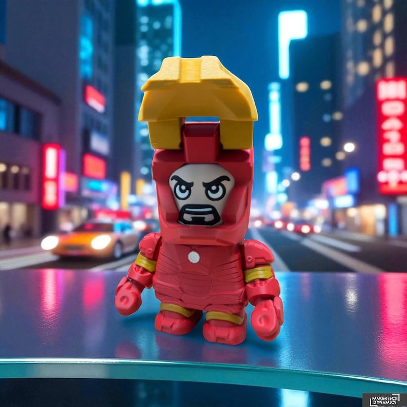 K&ouml;nnte beinhalten: Eine rot-gelbe Iron Man-Figur mit einem kantigen Design. Die Figur hat einen gelben Helm und eine rote R&uuml;stung mit gelben Akzenten. Die Figur steht vor einem verschwommenen Stadtbild.