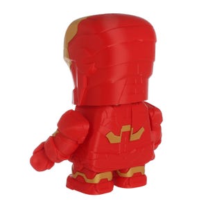 K&ouml;nnte beinhalten: Eine rot-goldene Iron Man-Figur, von hinten gesehen. Die Figur hat ein kantiges Design mit goldenen Akzenten auf Schultern, R&uuml;cken und Helm. Die Figur steht aufrecht.