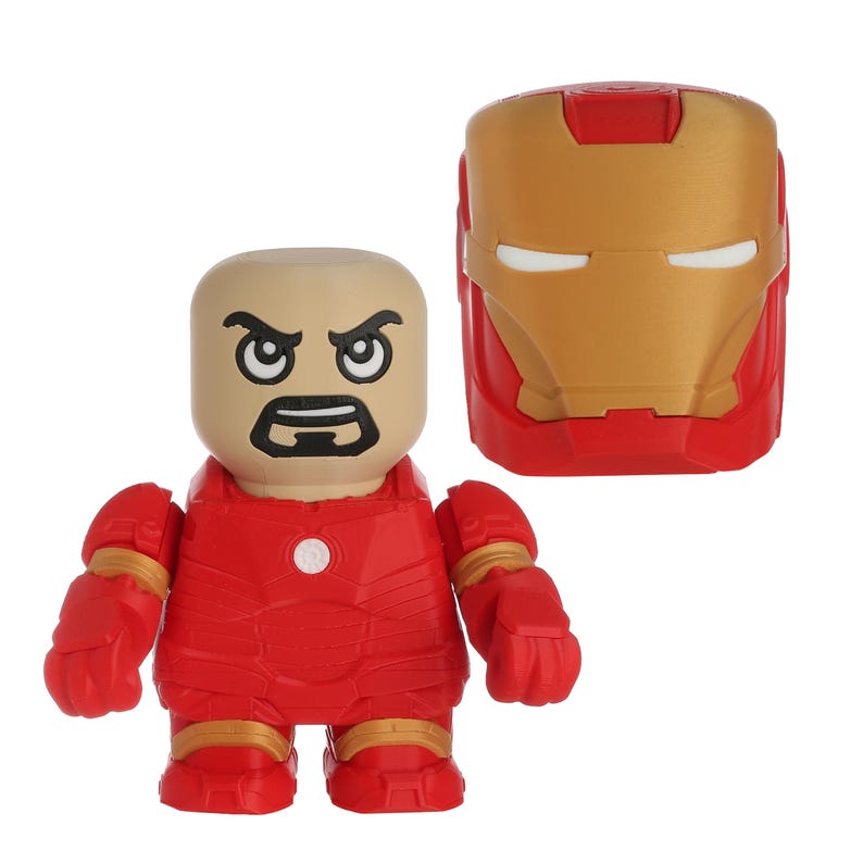 K&ouml;nnte beinhalten: Eine rot-goldene Iron Man-Figur mit abnehmbarem Helm. Die Figur hat ein blockartiges Design mit einem strengen Gesichtsausdruck. Der Helm ist gold und rot, und die Figur tr&auml;gt einen klassischen Iron Man-Anzug.