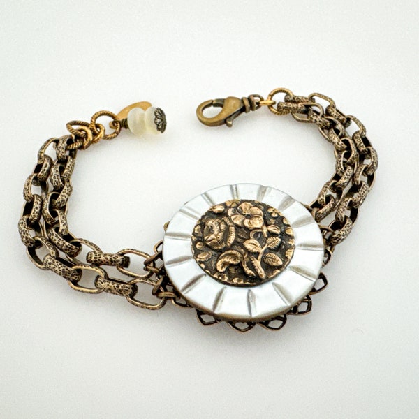 Unique Vintage Button Bracelet, One of a Kind Mother of Pearl Flower Bracelet, Brass Chain Adjustable Bracelets for Women Handmade Gifts