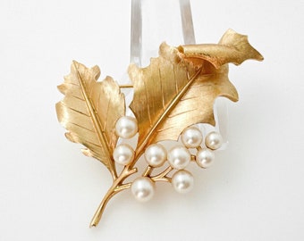Trifari Pearl Leaf broche, vintage sieraden broches voor vrouwen, goudkleurige dubbele blad pin Trifari jaren 1960 kostuum sieraden verklaring broche