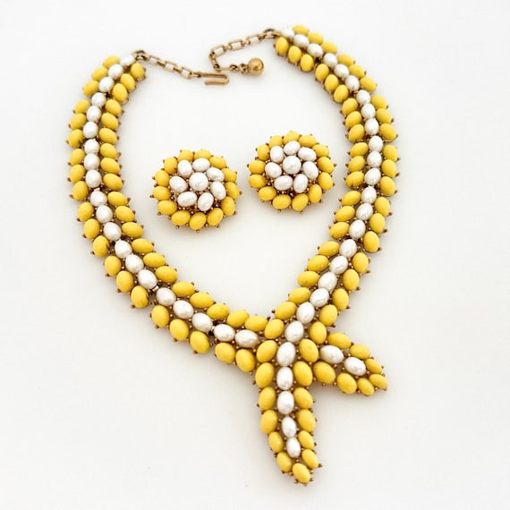 TRIFARI Necklace Earrings Set, Trifari Pearl Stat… - image 1