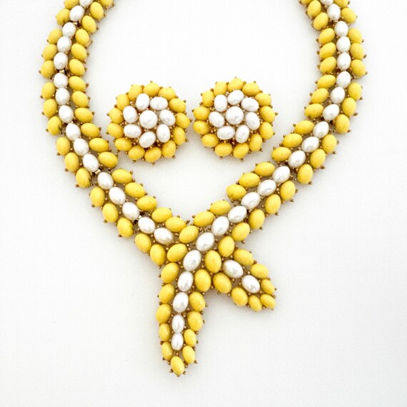 TRIFARI Necklace Earrings Set, Trifari Pearl Stat… - image 2
