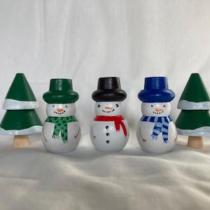 Set van 3 handgeschilderde pegdolls sneeuwpoppen (5,5 cm) en 2 winterbomen (6,5 cm)