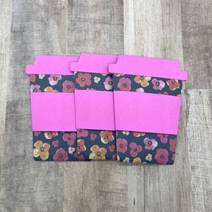 Porta tarjetas de regalo con taza de café y flores de la marina