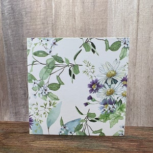 Etiquetas para tarjetas cuadradas de 3" con margaritas blancas y moradas - juego de 8. Interior en blanco.