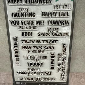 Conjunto de carimbos adesivos com mensagens de Halloween Ver todas as fotos Hero Arts