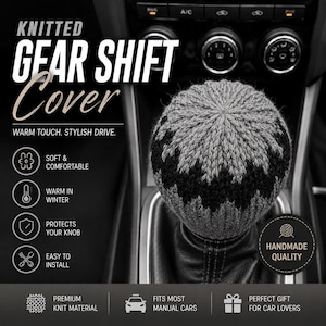 Pode incluir: Uma capa de mudança de marcha de malha cinza e preta, projetada para a maioria dos carros com câmbio manual. A capa feita à mão apresenta o texto "KNITTED GEAR SHIFT Cover". É feita de material de malha premium e é fácil de instalar.