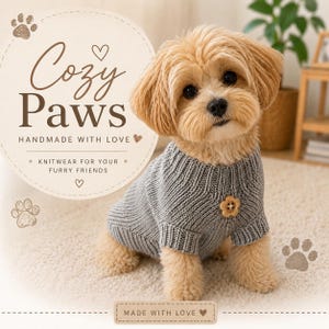 Op de afbeelding: Een kleine, lichtbruine hond draagt een grijze gebreide trui met een houten bloemknop. De trui is geribbeld en sluit nauw aan. De afbeelding bevat de tekst "Cozy Paws" en "Knitwear for your furry friends."