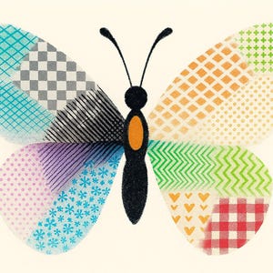 K&ouml;nnte beinhalten: Eine farbenfrohe Schmetterlingsillustration mit gemusterten Fl&uuml;geln. Die Fl&uuml;gel sind in Abschnitte mit verschiedenen Designs unterteilt, darunter karierte, gestreifte und florale Muster. Der K&ouml;rper des Schmetterlings ist schwarz mit einem orangefarbenen Zentrum und schwarzen Antennen.