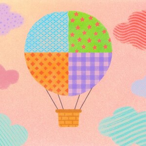 K&ouml;nnte beinhalten: Eine farbenfrohe Illustration eines Hei&szlig;luftballons mit einem Patchwork-Design in Blau, Orange, Gr&uuml;n und Lila. Der Ballon ist an d&uuml;nnen Linien befestigt, die mit einem geflochtenen Korb verbunden sind. Pastellfarbene Wolken in Rosa, Lila und Blau schweben im Hintergrund.