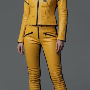 Puede incluir: Conjunto de chaqueta y pantalón de cuero amarillo con detalles en negro. La chaqueta tiene parches en el pecho y cierre de cremallera. El pantalón tiene detalles acanalados en las rodillas y cierre de cremallera. El conjunto se completa con botas negras.