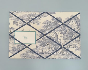 Pêle-Mêle “Toile de Jouy Blue” – Tablero de notas hecho a mano con motivo Toile de Jouy azul y cintas de tafetán, decoración de pared