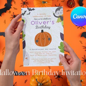 Puede incluir: Una invitación de cumpleaños de Halloween con una ilustración de calabaza y el texto "Oliver's Birthday". La invitación es sostenida por manos sobre un fondo naranja con decoraciones de Halloween.