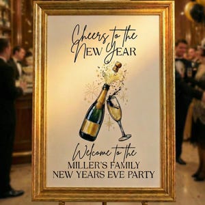 Puede incluir: Un letrero enmarcado con borde dorado muestra el texto "Cheers to the NEW YEAR" y "Welcome to the MILLER'S FAMILY NEW YEARS EVE PARTY." Una ilustración muestra una botella de champán y una copa.