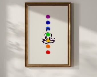 Op de afbeelding: Ingelijste kunstdruk met een minimalistische illustratie van een persoon in een zittende yogahouding, met kleurrijke chakra-symbolen. Het kunstwerk zit in een houten lijst en is geschikt voor meditatie- en wellnessruimtes.