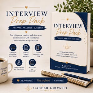 Op de afbeelding: Een boek getiteld Interview Prep Pack met een crèmekleurige kaft, marineblauwe accenten en gouden tekst. De kaft bevat de tekst Prepare, Practice, Succeed en Rachel, Founder, The Career Growth Method. Een blauwe pen en notitieboek zijn inbegrepen.