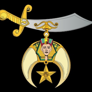 Op de afbeelding: Een goud en zilver embleem met een gebogen zwaard, een halve maan en een ster. Het embleem bevat een portret van een Egyptische farao, tegen een zwarte achtergrond. Het ontwerp is gedetailleerd.