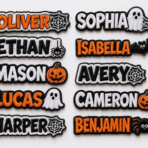 Peut inclure: Dix écussons rectangulaires brodés sur le thème d'Halloween. Ils portent les prénoms Oliver, Sophia, Ethan, Isabella, Mason, Avery, Lucas, Cameron, Harper et Benjamin en fil orange, blanc ou noir, accompagnés de motifs de fantômes, araignées, toiles, chauves-souris et citrouilles.