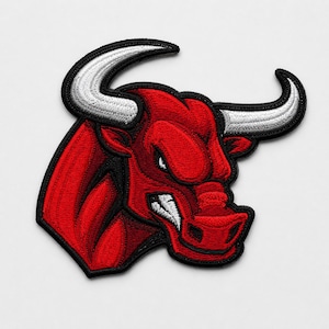 Puede incluir: Un parche bordado que muestra la cabeza de un toro en rojo vibrante con cuernos blancos y dientes blancos afilados. El diseño está delineado con hilo negro grueso, creando un contraste audaz con los detalles rojos y blancos del rostro.