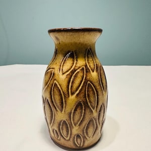 Sue Wagoner Indiana Studio Pottery Vase – Handcrafted Brown & Cream Leaf Motif – 4.75” Tall