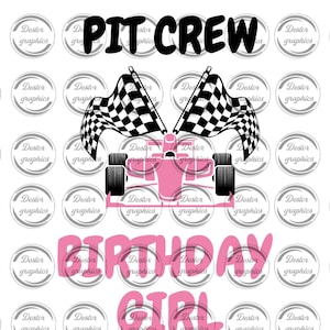 Peut inclure: Graphique de voiture de course rose avec les mots "PIT CREW" et "BIRTHDAY GIRL" en noir et rose. Deux drapeaux à damier sont au-dessus de la voiture. Le fond est blanc avec des cercles gris répétés.