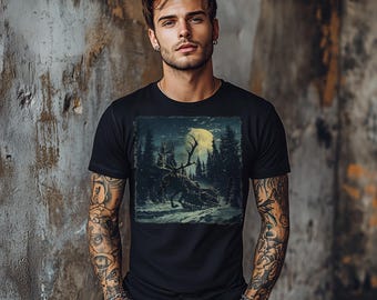 Könnte beinhalten: Schwarzes T-Shirt mit einer Winterwaldszene, einem Vollmond und einem Hirsch. Die Grafik verwendet Blau-, Weiß- und Schwarztöne. Das T-Shirt hat einen klassischen Rundhalsausschnitt.