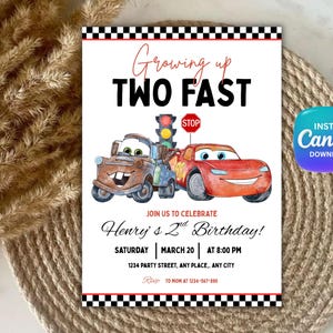 Può includere: Un invito di compleanno a tema Cars. Il testo recita "Growing up TWO FAST" con illustrazioni di Cricchetto e Saetta McQueen. L'invito include i dettagli per il 2° compleanno di Henry, tra cui data, ora e luogo.