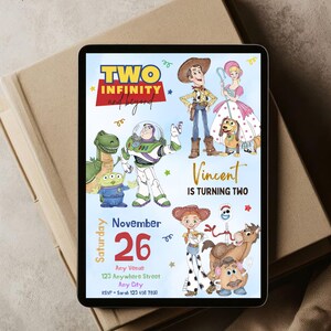 Może przedstawiać: Cyfrowe zaproszenie z postaciami z filmu Toy Story. Zaproszenie zawiera tekst "Two Infinity and Beyond" i "Vincent kończy dwa lata". Data to 26 listopada, z danymi miejsca i RSVP.