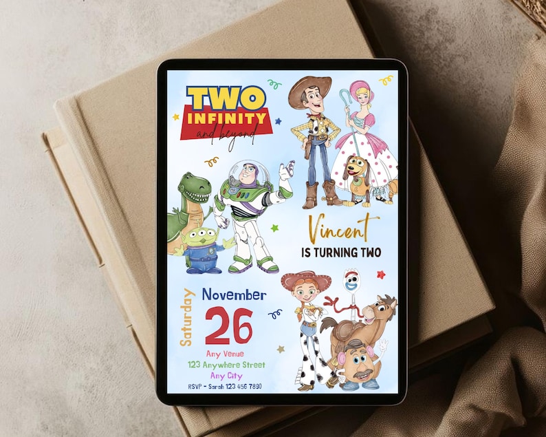 Może przedstawiać: Cyfrowe zaproszenie z postaciami z filmu Toy Story. Zaproszenie zawiera tekst "Two Infinity and Beyond" i "Vincent kończy dwa lata". Data to 26 listopada, z danymi miejsca i RSVP.