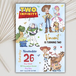 Może przedstawiać: Niebieska karta zaproszenia z postaciami z animowanego filmu "Toy Story". Karta zawiera tekst "TWO INFINITY and beyond" i "Vincent kończy dwa lata". Data to 26 listopada.