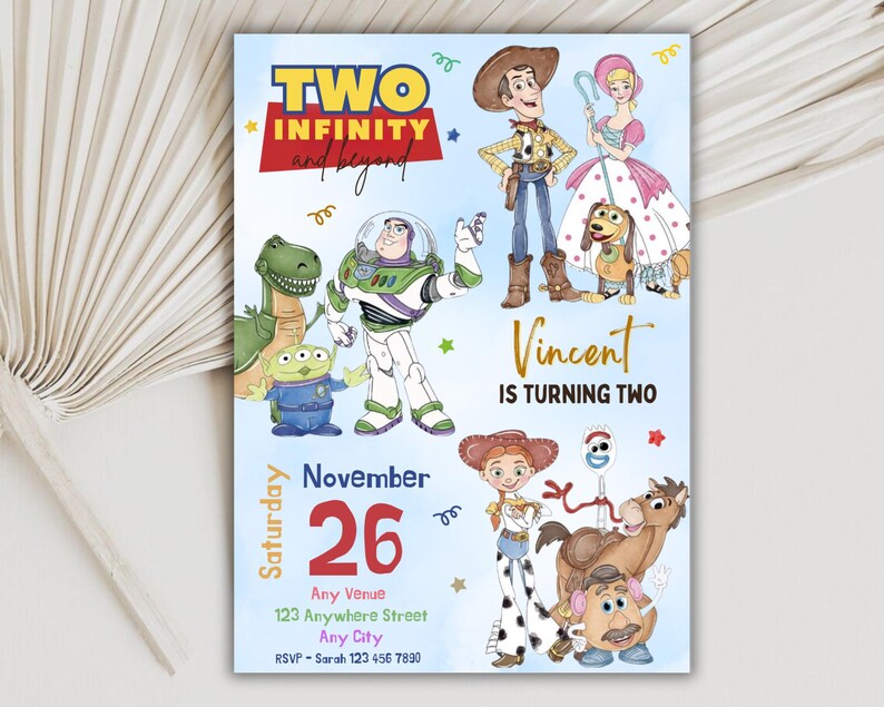 Może przedstawiać: Niebieska karta zaproszenia z postaciami z animowanego filmu "Toy Story". Karta zawiera tekst "TWO INFINITY and beyond" i "Vincent kończy dwa lata". Data to 26 listopada.
