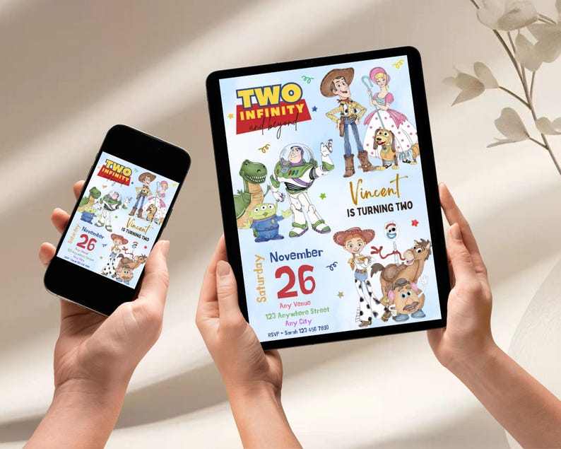 Może przedstawiać: Smartfon i tablet wyświetlające zaproszenie urodzinowe z postaciami z Toy Story. Zaproszenie zawiera Woody'ego, Buzz'a Astrala i inne postacie, z tekstem "TWO INFINITY and beyond" i "Vincent kończy dwa lata."