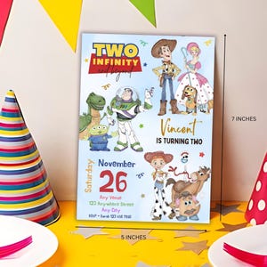 Może przedstawiać: Prostokątna karta zaproszenia o szerokości 12,7 cm i wysokości 17,8 cm, przedstawiająca postacie z filmu "Toy Story". Na karcie widnieje napis "Two Infinity and Beyond" i "Vincent kończy dwa lata". Data to 26 listopada. Czapki imprezowe i talerze na pierwszym planie.