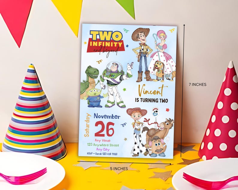 Może przedstawiać: Prostokątna karta zaproszenia o szerokości 12,7 cm i wysokości 17,8 cm, przedstawiająca postacie z filmu "Toy Story". Na karcie widnieje napis "Two Infinity and Beyond" i "Vincent kończy dwa lata". Data to 26 listopada. Czapki imprezowe i talerze na pierwszym planie.
